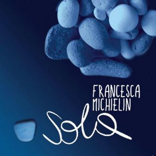 La vincitrice di X Factor 5 Francesca Michielin torna con "Sola", il singolo firmato Elisa-Casalino che anticipa l’uscita del primo album "Riflessi Di Me" 
