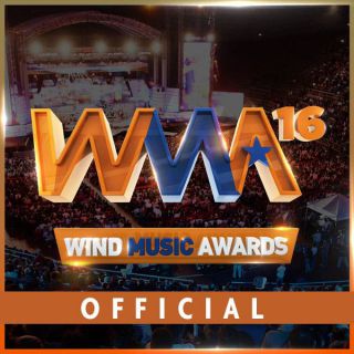 Max Gazzè vince il Premio EarOne Airplay. La consegna ai Wind Music Awards 2016 all'Arena di Verona.